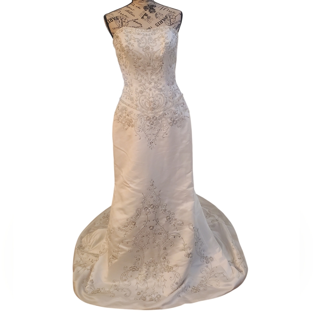 Mary's Elegant White Bridal Gown Size 8